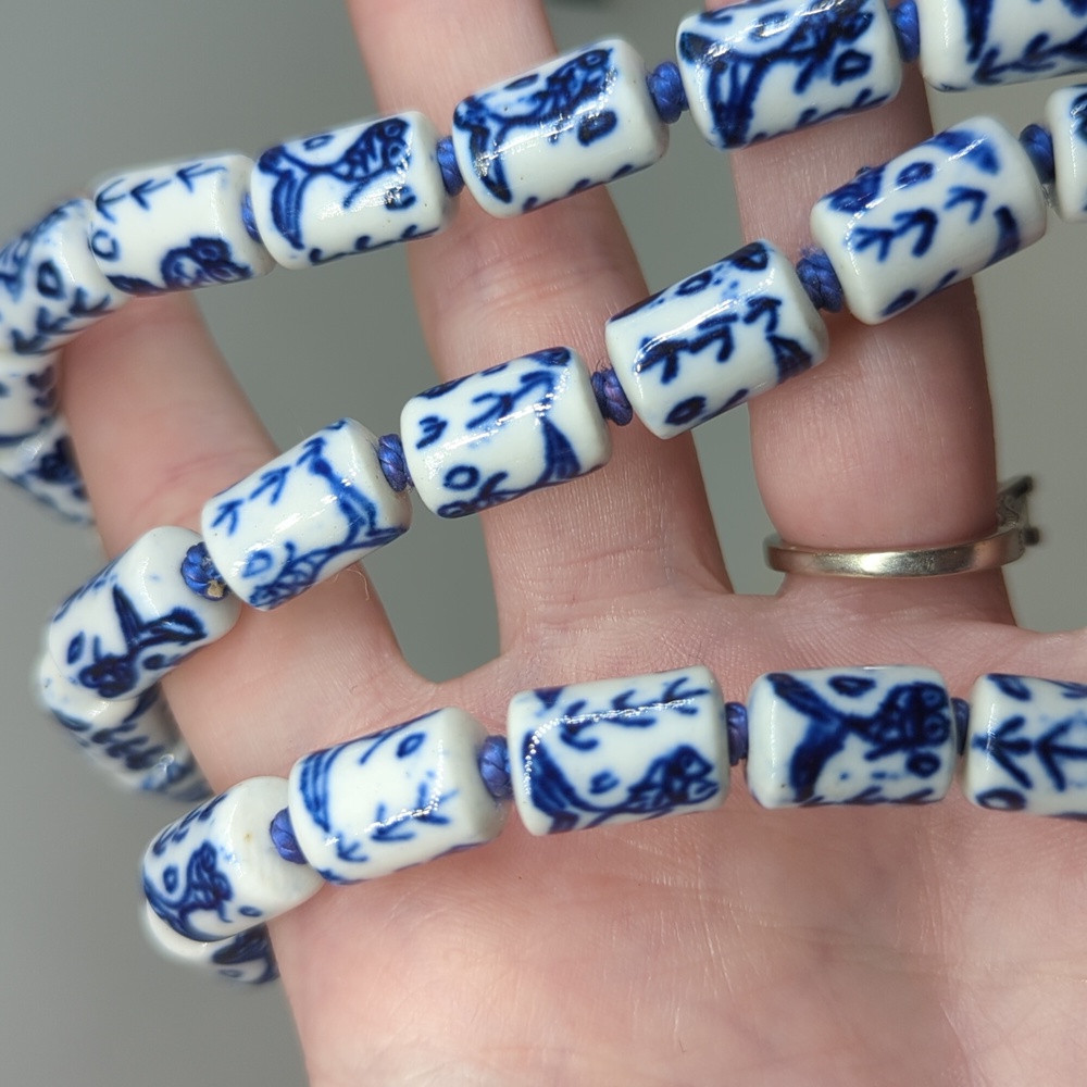 Vintage Floral Blue and White Porcelain Barrel Export Beads Necklace - Picture 11 of 13